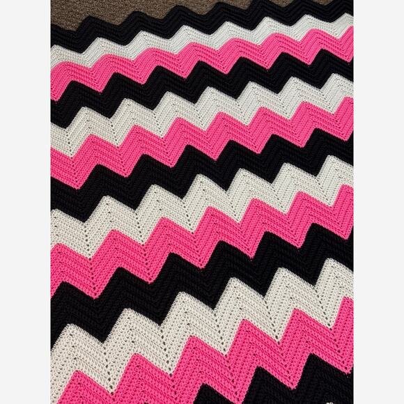 Handmade Crocheted Afghan Zigzag Blanket Chevron Pattern Ripple Blanket/Throw - Picture 4 of 6